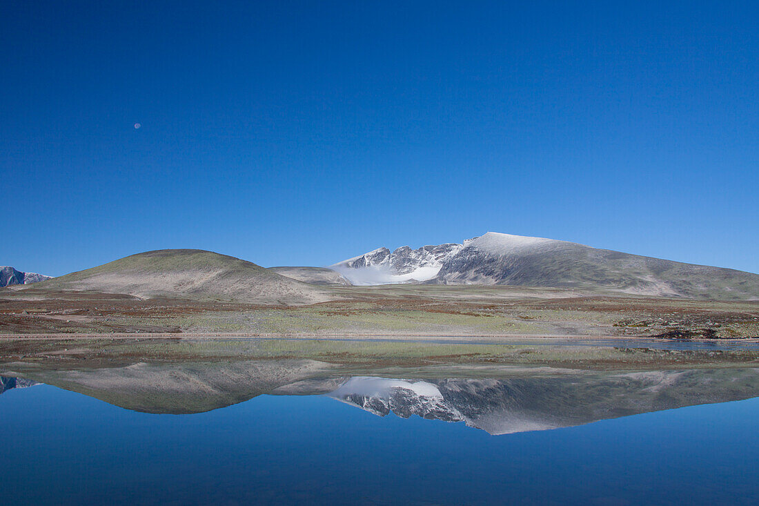  Mountain, Snøhetta, 2286m, mirror image, Dovrefjell-Sunndalsfjella National Park, Norway 