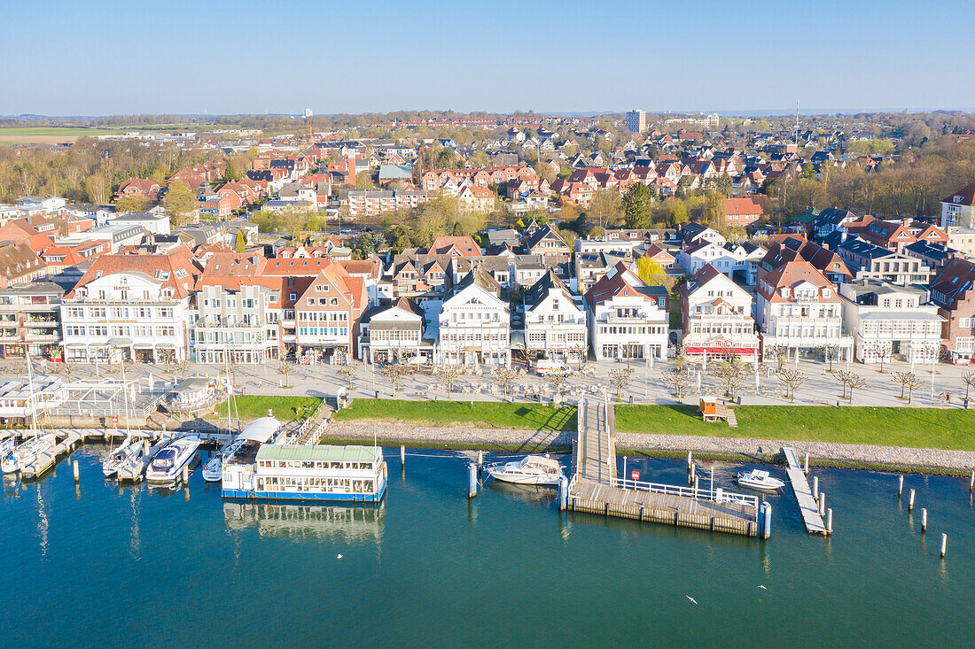  View of the Vorderreihe, Travemuende, Hanseatic City of Luebeck, Schleswig-Holstein, Germany 