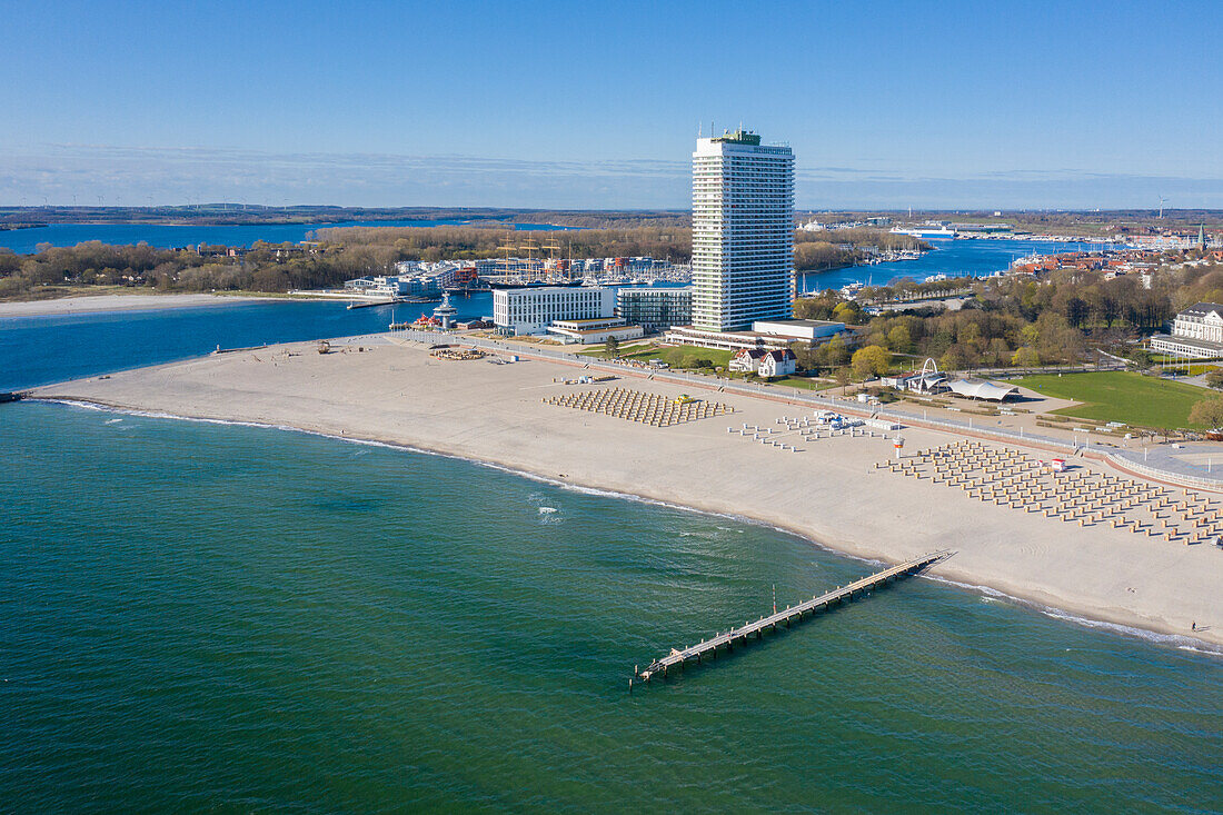 Maritim-Hotel und Seebrücke, Travemünde, Hansestadt Lübeck, Schleswig-Holstein, Deutschland