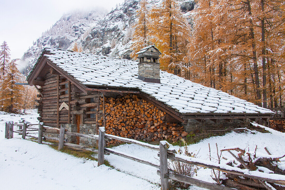  Mountain farm, in the snow, winter, Gran Paradiso National Park, Italy 