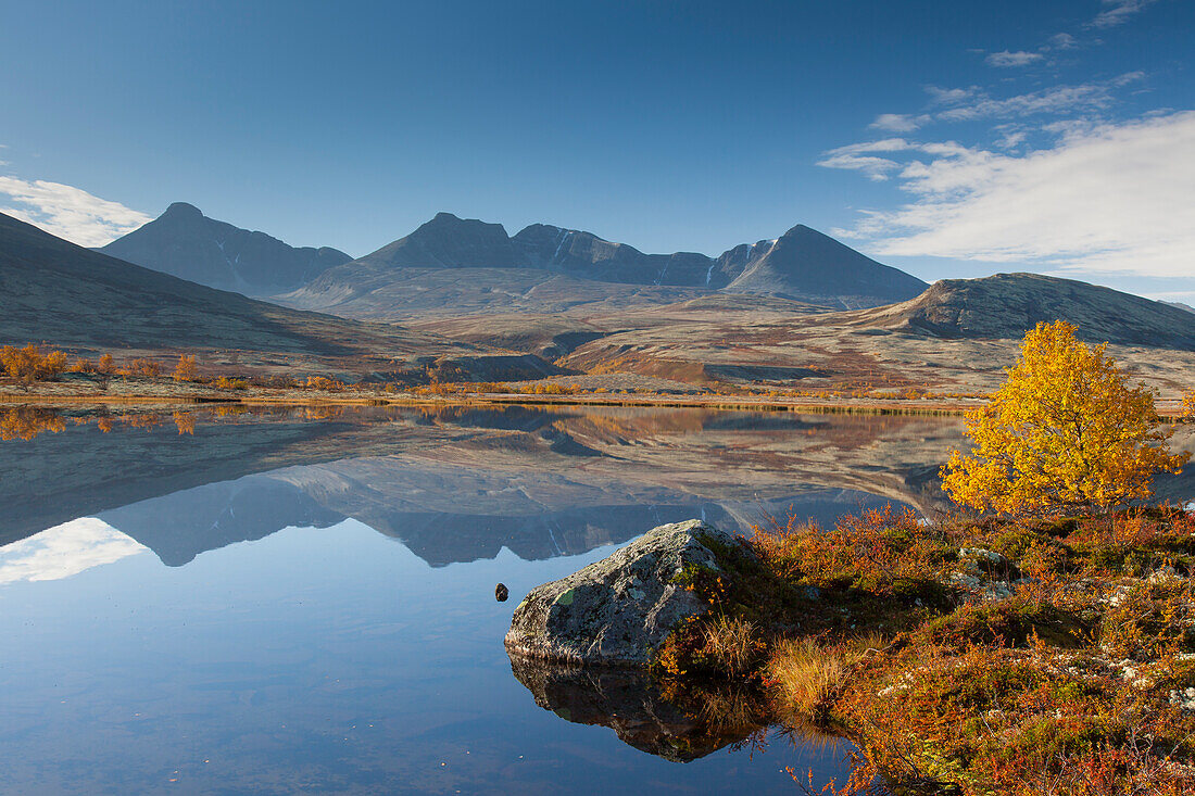 Berge Høgronden, Midtronden und Digerronden spiegeln sich im See, Døråldalen, Rondane Nationalpark, Oppland, Norwegen