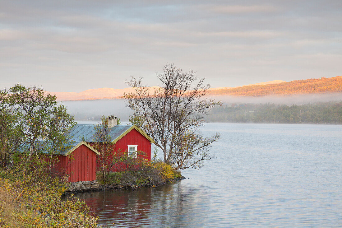 Hütte am Avsjoen im Dovrefjell, Herbst, Oppland, Norwegen