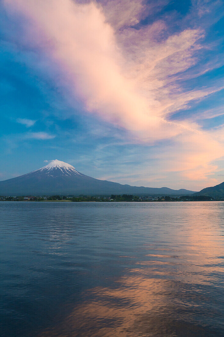 Blick vom Shoeji-See auf den Berg Fuji, Japan, Asien