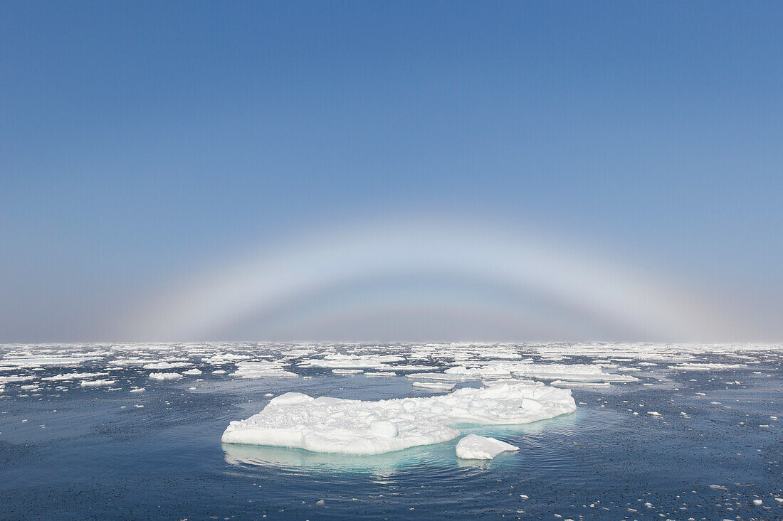 Nebelbogen, Erscheinung der atmosphärischen Optik in Form eines kreisfoermig leuchtenden Bogens, Spitzbergen, Norwegen