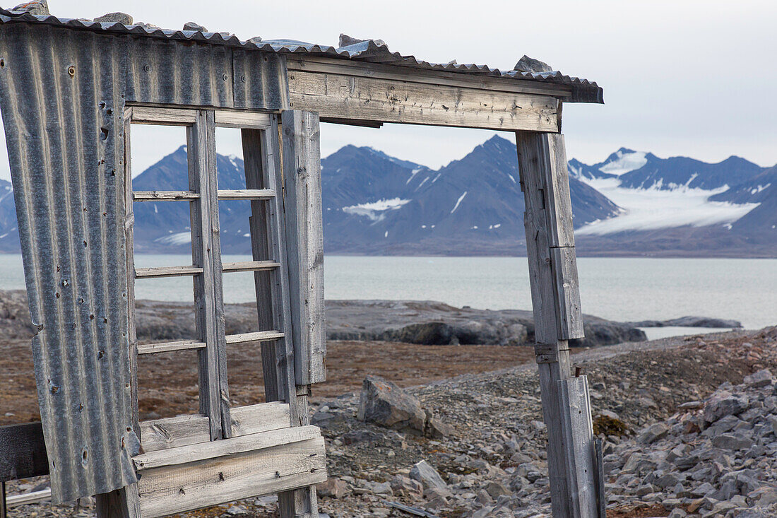 Camp Mansfield, Reste eines alten Marmorsteinbruchs bei Blomstrandhalvoya, Kongsfjorden, Spitzbergen, Norwegen