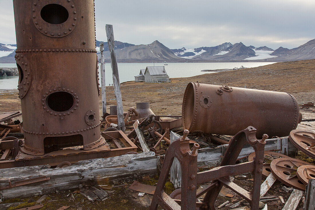 Camp Mansfield, Reste eines alten Marmorsteinbruchs bei Blomstrandhalvoya, Kongsfjorden, Spitzbergen, Norwegen