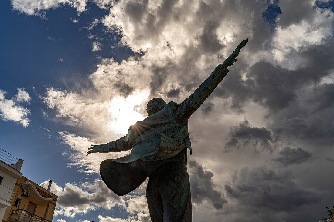 Statue des Sänger Domenico Modugno, Polignano a Mare, Apulien, Italien, Europa