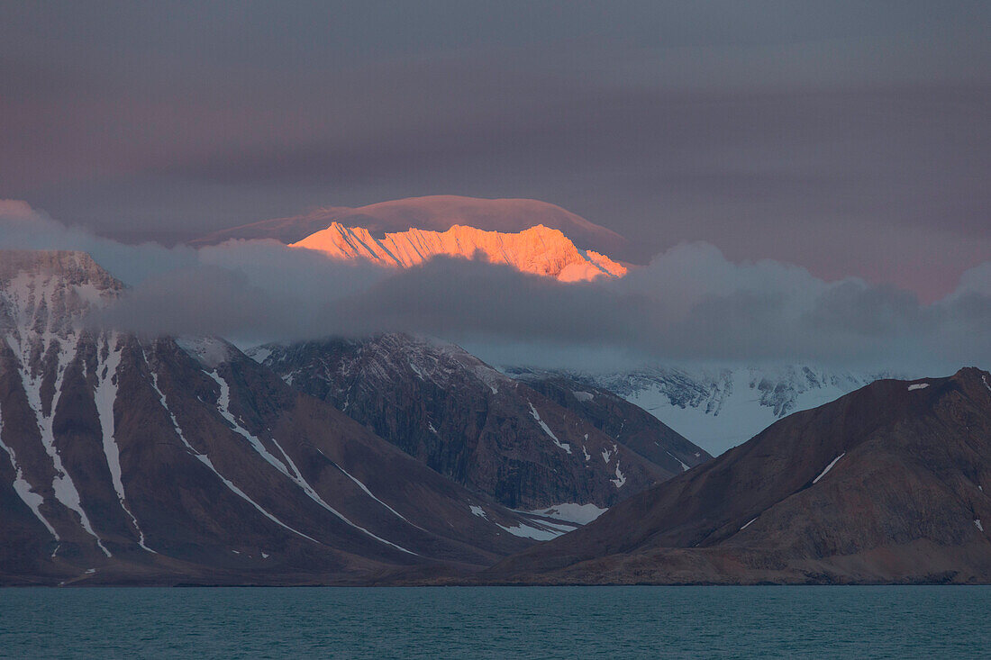 Bergspitze im Abendlicht, Hornsund, Spitzbergen, Norwegen, Europa