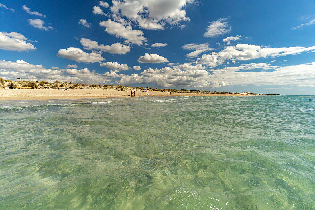 Glasklares türkises Wasser am Strand von Torre San Giovanni, Marina di Ugento, Apulien, Italien, Europa