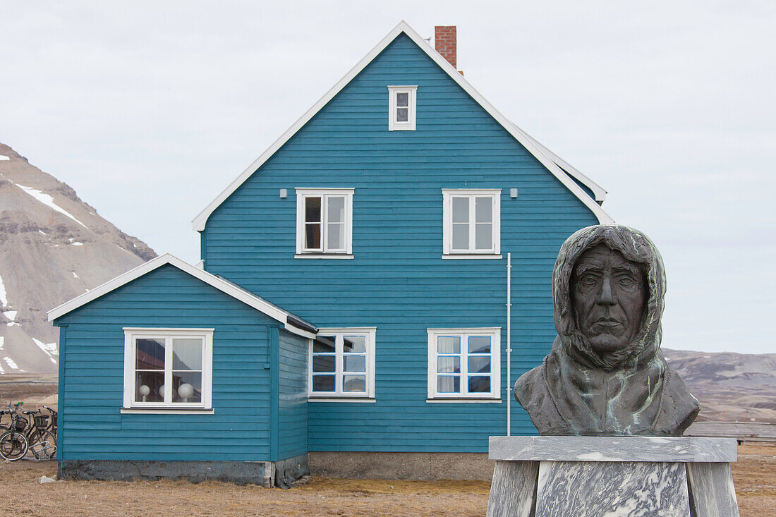  Bust of the Norwegian polar explorer Roald Amundsen, Ny Alesund, Spitsbergen, Norway 