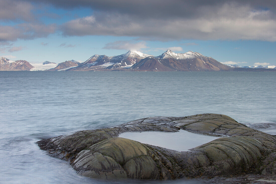 Küstenlandschaft in der Bucht Gashamna, Hornsund, Spitzbergen, Norwegen