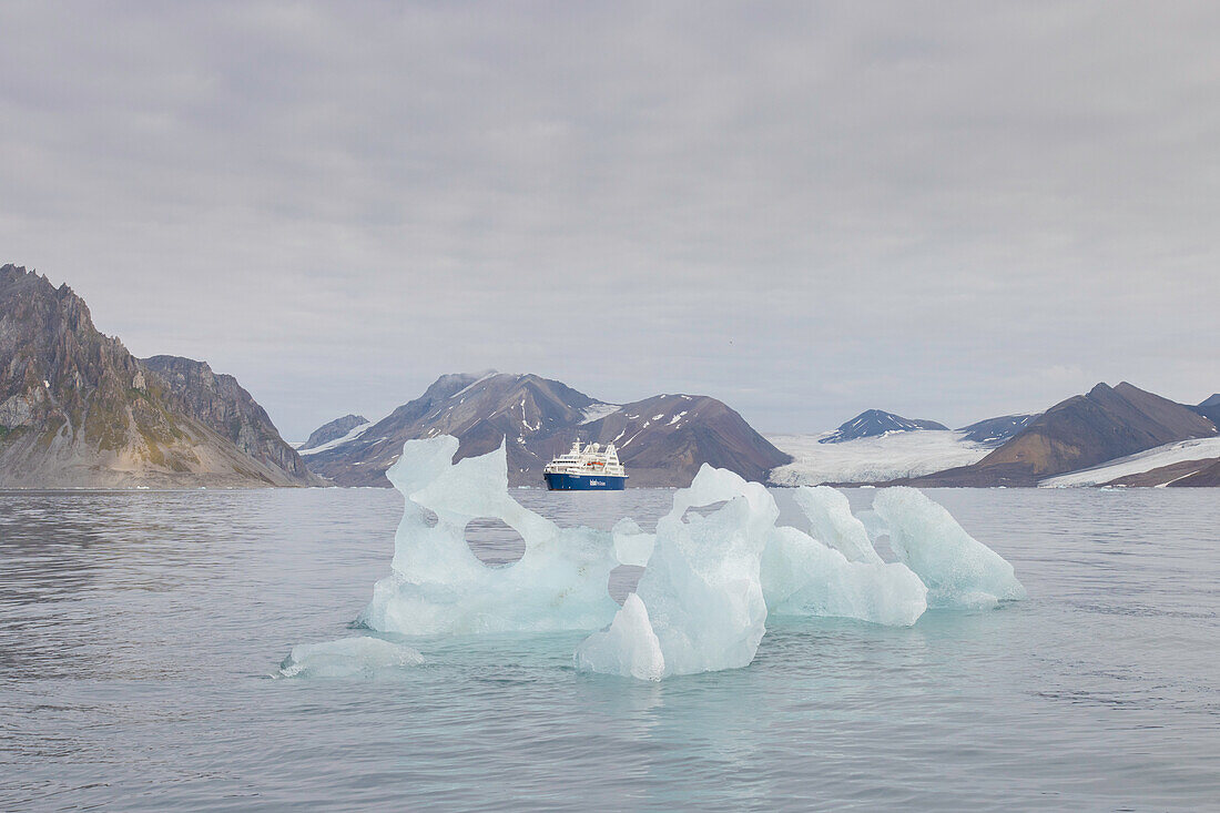 Toursitenschiff und Eisscholle im Hornsund, Spitzbergen, Norwegen, Europa