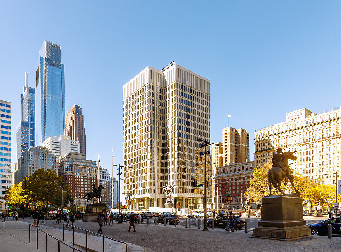  Equestrian statue of Major General John Fulton Reynolds on JFK Boulevard and view of the Comcast Center skyscraper and Center Municipal Services Building in Center City Philadelphia in the Parkway Museums District in Philadelphia, Pennsylvania, USA 