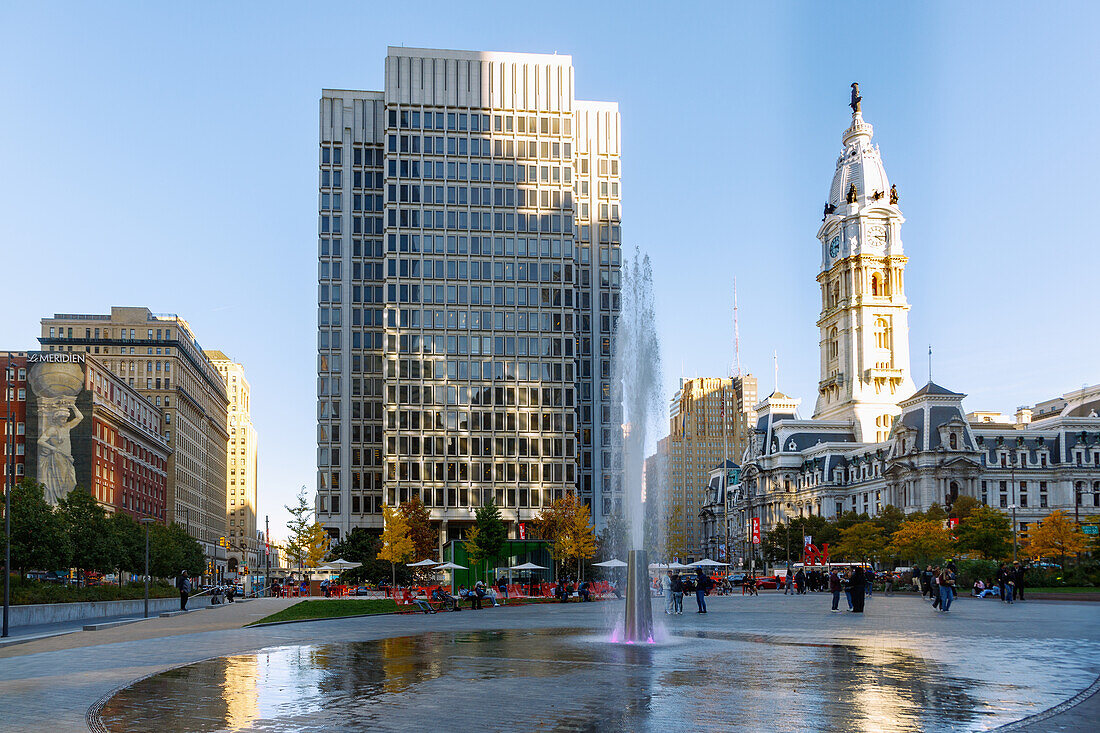 JFK Plaza (John F. Kennedy Plaza, Love Park) mit Philadelphia Municipal Services Building und Blick auf City Hall im Parkway Museums District in Philadelphia, Pennsylvania, USA