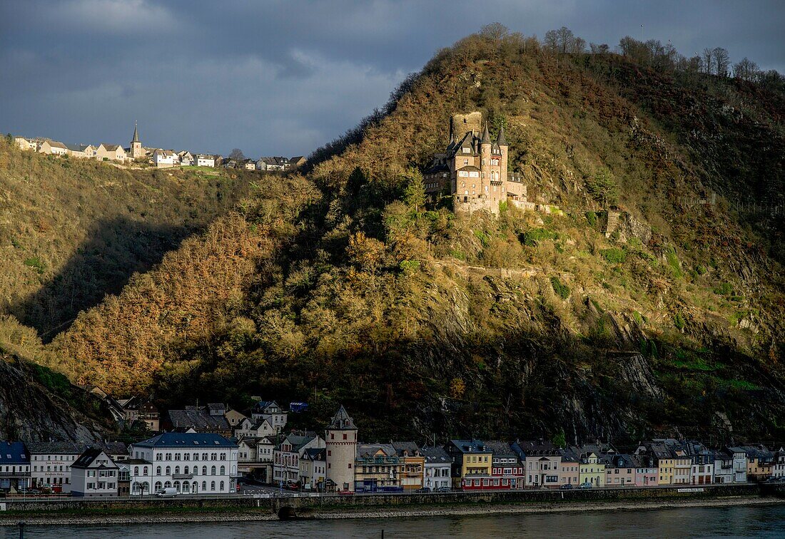 Altstadt von St. Goarshausen und Burg Katz im Abendlicht, Oberes Mittelrheintal, Rheinland-Pfalz, Deutschland