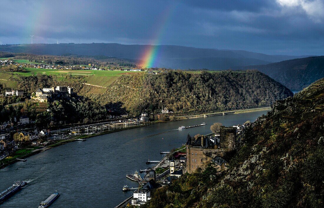  Rainbow over the Rhine Valley, Katz Castle and Rheinfels Castle, St. Goarshausen, St. Goar, Upper Middle Rhine Valley, Rhineland-Palatinate, Germany 