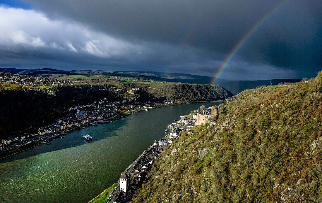  Rainbow over the Rhine Valley near St. Goar and St. Goarshausen, Katz Castle and Rheinfels Castle, Upper Middle Rhine Valley, Rhineland-Palatinate, Germany 