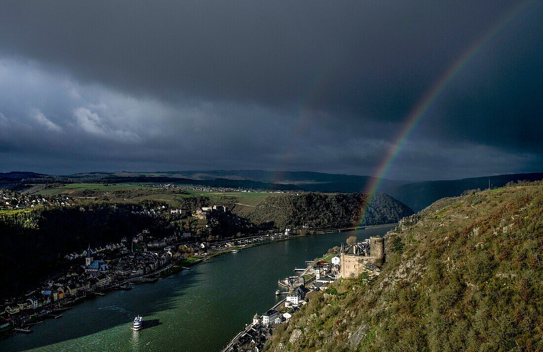  Rainbow over the Rhine Valley, Rheinfels Castle and Katz Castle, St. Goar and St. Goarshausen, Upper Middle Rhine Valley, Rhineland-Palatinate, Germany 