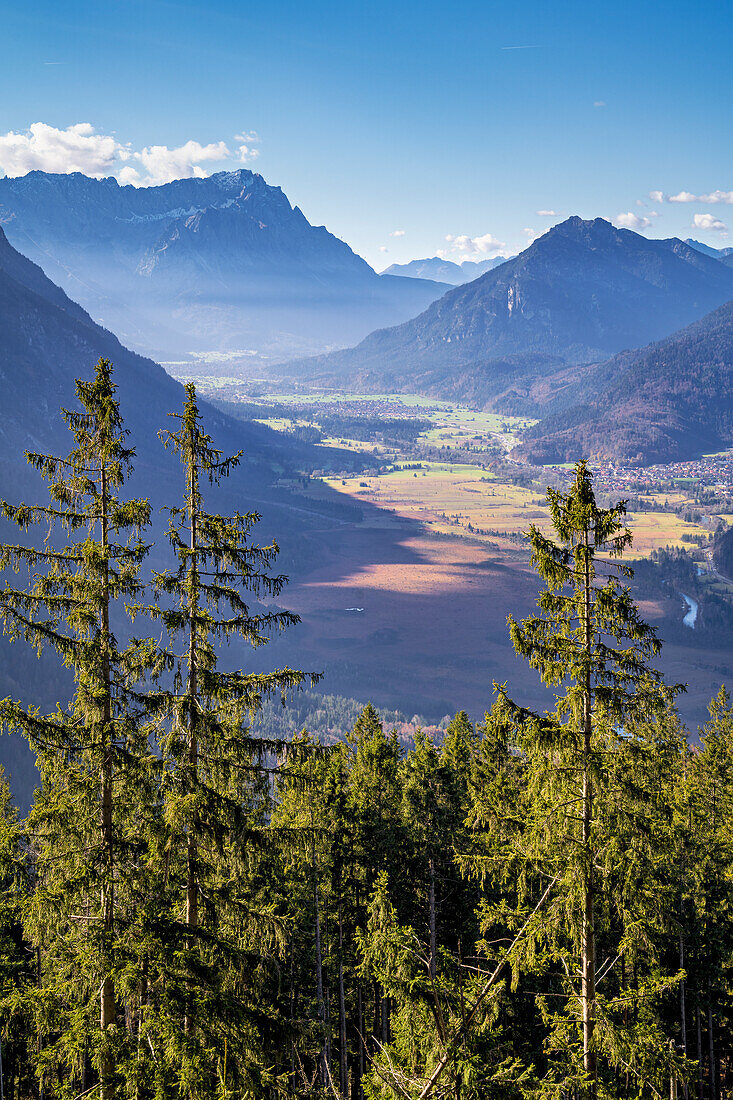 Blick auf das Loisachtal auf dem Weg zum Osterfeuerkopf, Eschenlohe, Bayern, Deutschland, Europa