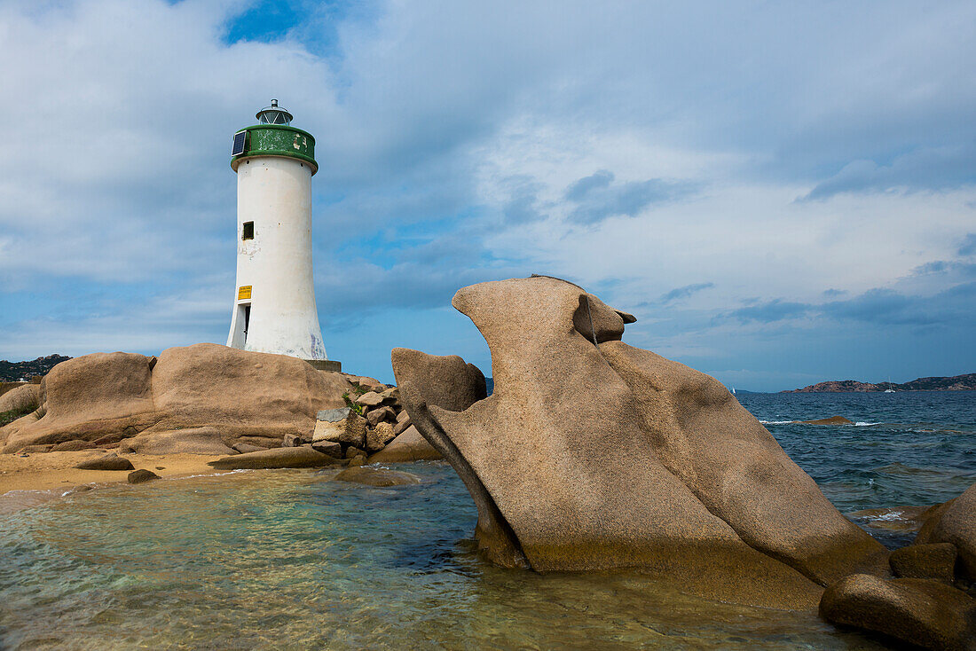 Leuchtturm mit Strand und bizarren Granitfelsen, Spiaggia Porto Faro, Faro di Punta Palau, Palau, Costa Smeralda, Sardinien, Italien