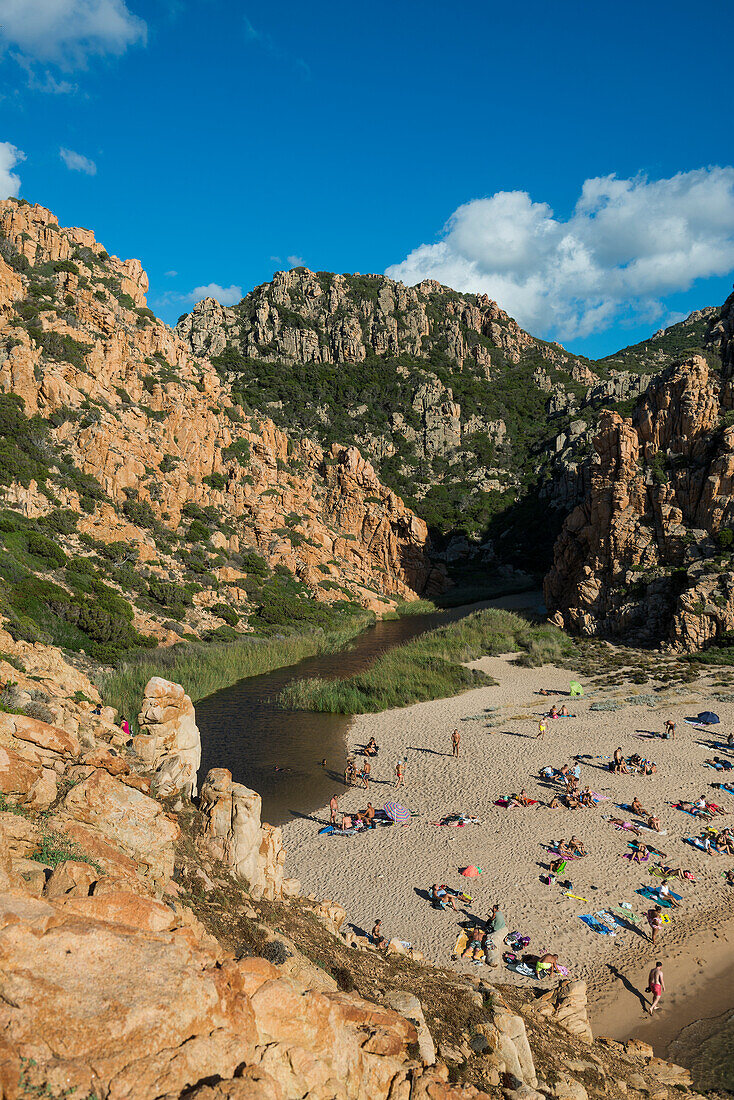 Rote Felsen und malerischer Strand, Spiaggia di Cala li Cossi, Costa Paradiso, Sardinien, Italien