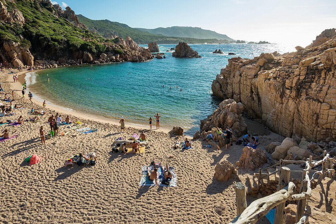 Rote Felsen und malerischer Strand, Spiaggia di Cala li Cossi, Costa Paradiso, Sardinien, Italien