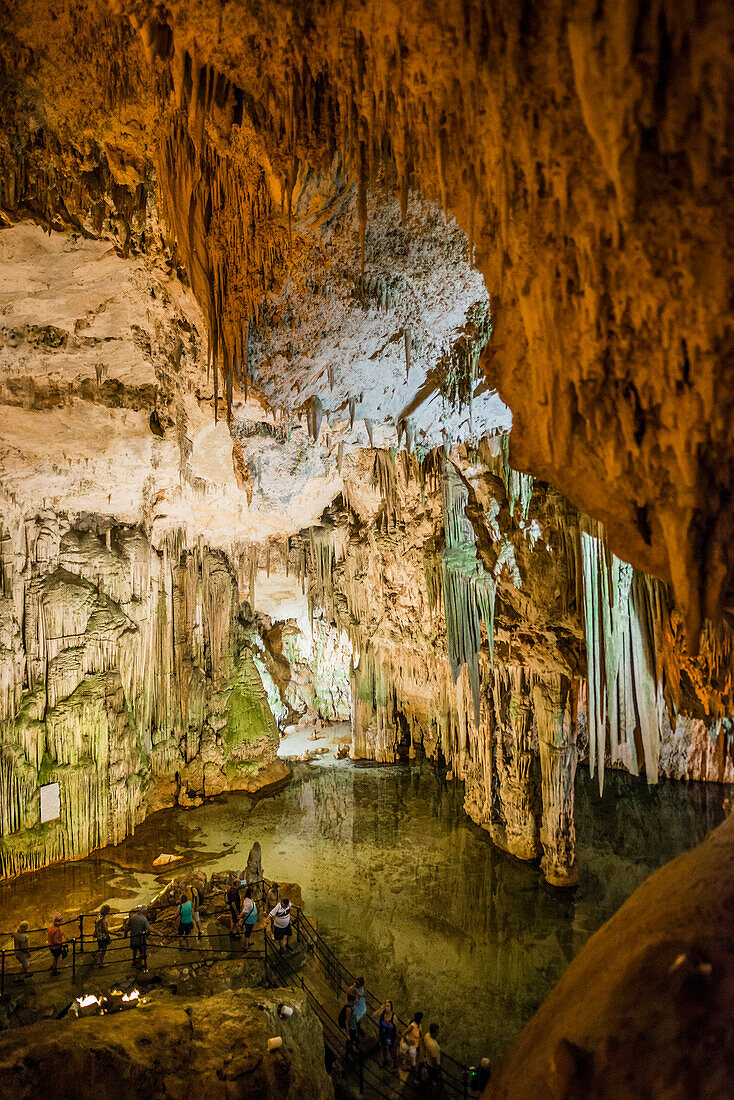 Riesige Tropfsteine und unterirdischer See, Tropfsteinhöhle Grotta di Nettuno, Neptungrotte, Capo Caccia, bei Alghero, Sardinien, Italien