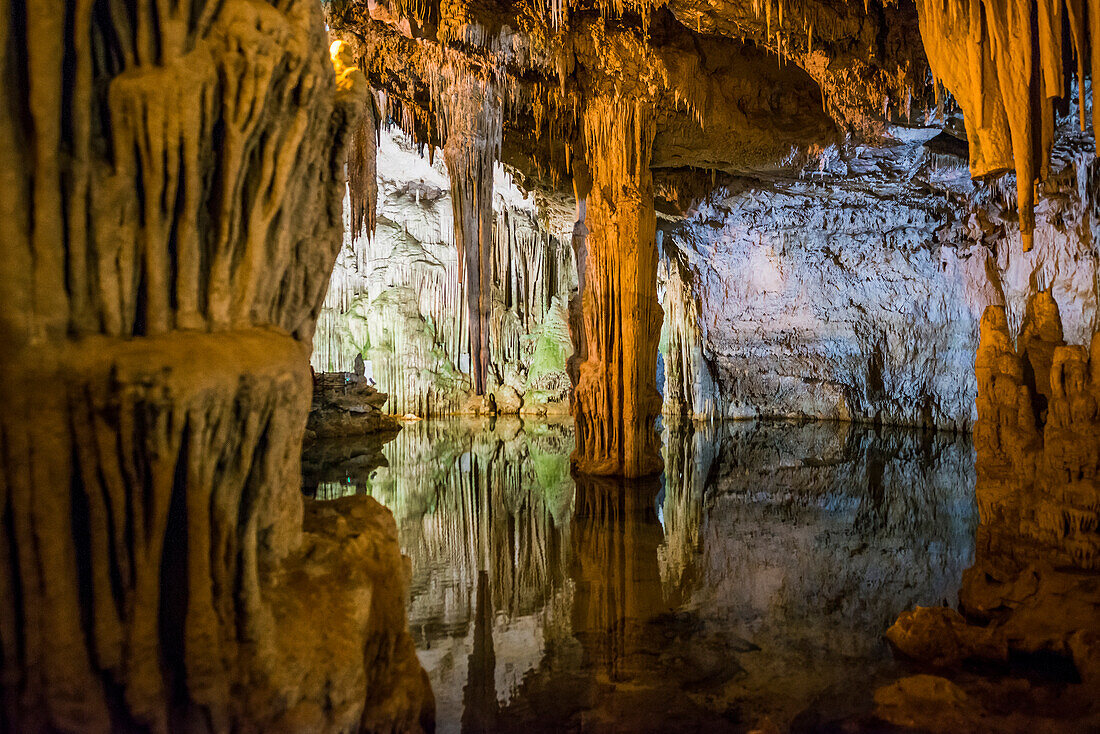  Huge stalactites and underground lake, Grotta di Nettuno stalactite cave, Neptune&#39;s Grotto, Capo Caccia, near Alghero, Sardinia, Italy 