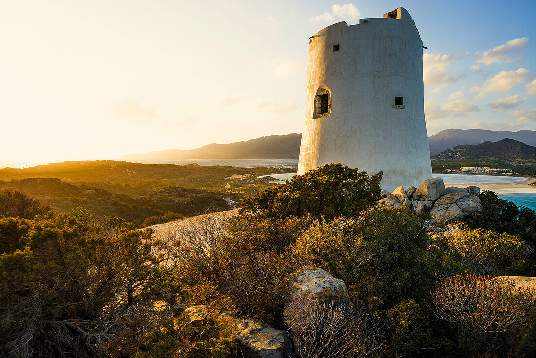 Panorama, Sarazenenturm und Strand, Sonnenuntergang, Torre di Porto Giunco, Spiaggia di Porto Giunco, Capo Carbonara, Villasimius, Südküste, Sardinien, Italien