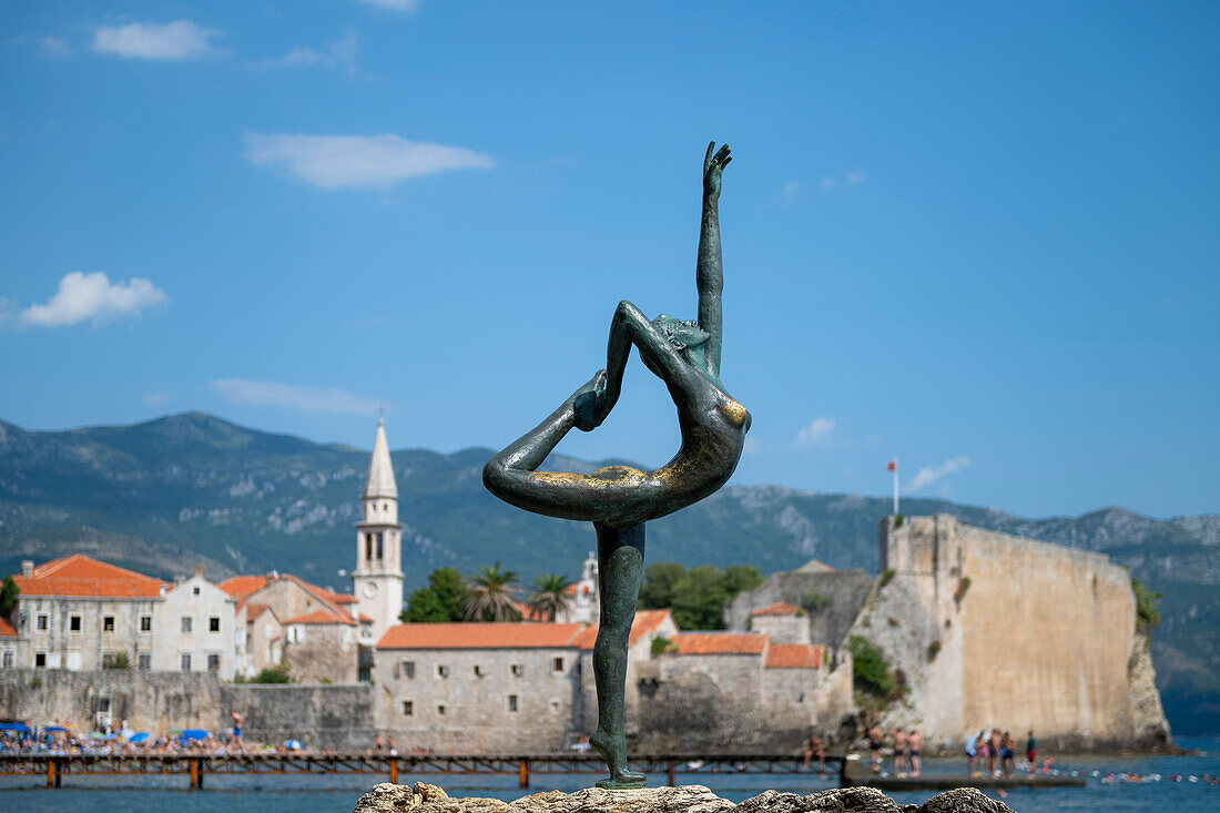 Bronzestatue Ballerina, Strand Budva, Adria, Adriaküste, Budva Riviera, Stadt in Montenegro