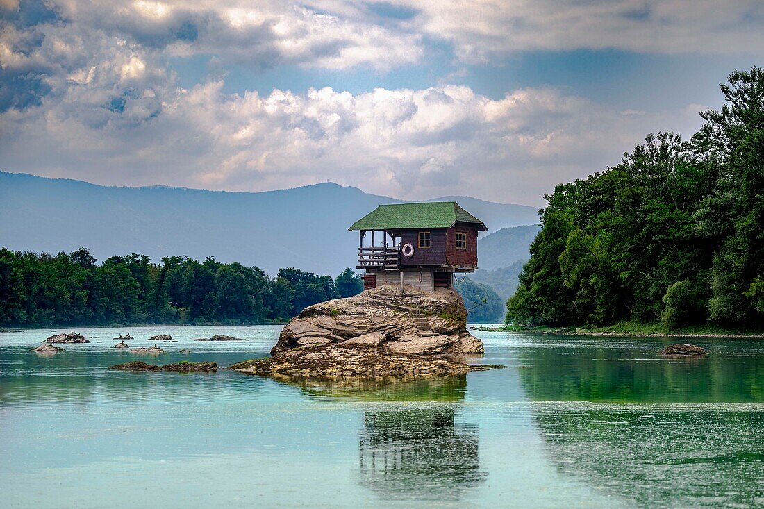 Fluss Haus, River Haus, Fluss Drina, Naturlandschaft, Flusslandschaft, Serbien