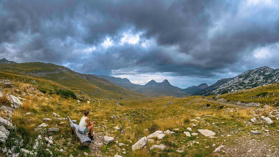 Aussichtspunkt, Tourist auf Holzbank blickt auf das Durmitor Gebirgsmassiv, Durmitor Nationalpark, Naturlandschaft, Landschaft, Panorama-Route, Montenegro