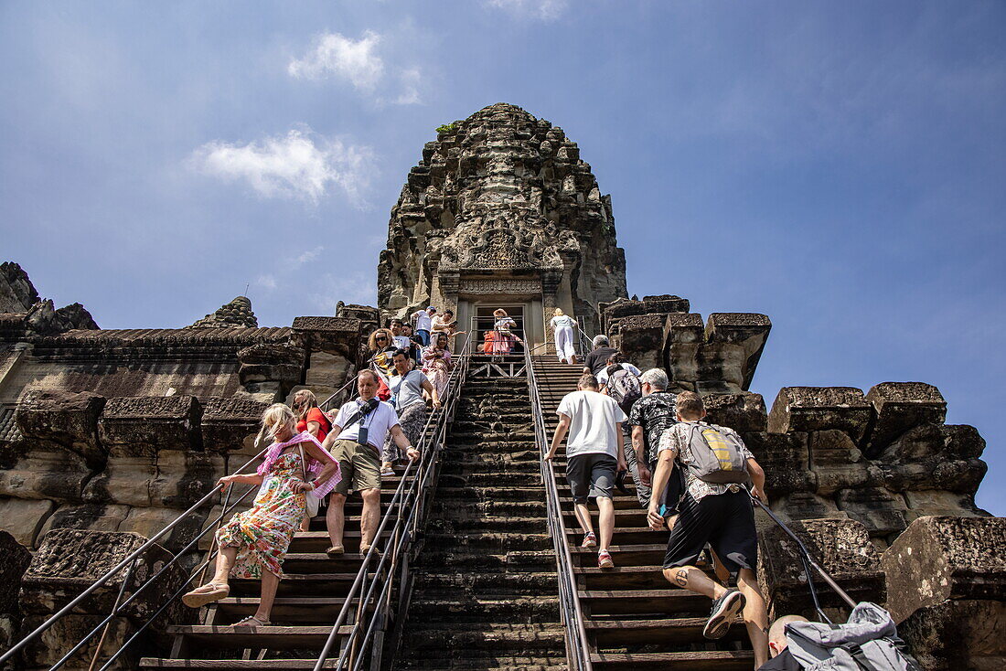 Besucher steigen steile Stufen zu Turm des Tempelkomplexes Angkor Wat hinauf, Angkor Wat, bei Siem Reap, Provinz Siem Reap, Kambodscha, Asien