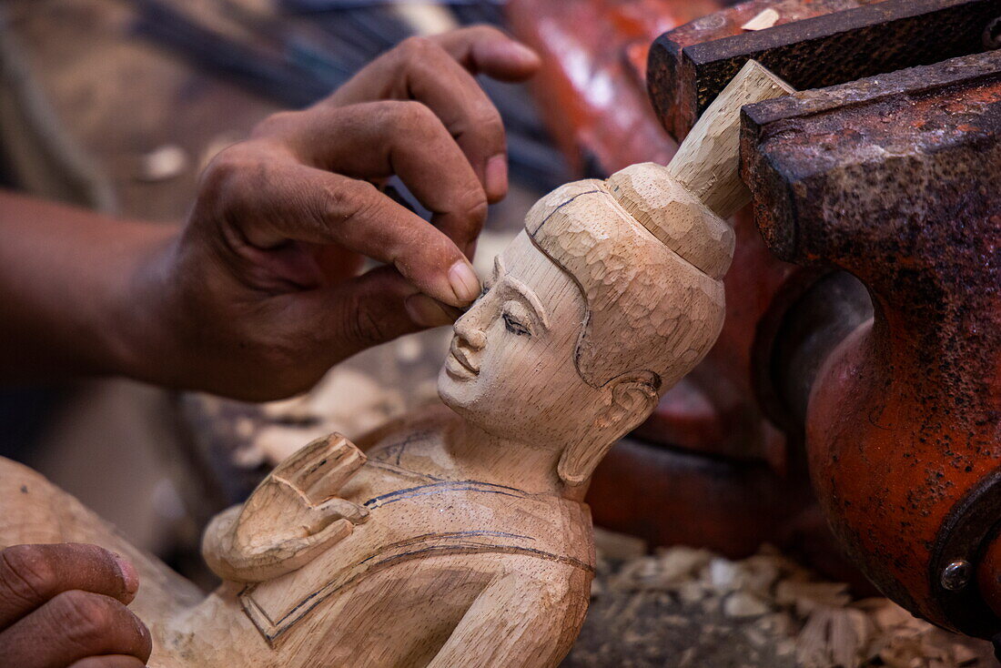 Einheimischer schnitzt Buddha-Figur aus Holz, Kunsthandwerksladen Angkor Artisans, Siem Reap, Provinz Siem Reap, Kambodscha, Asien