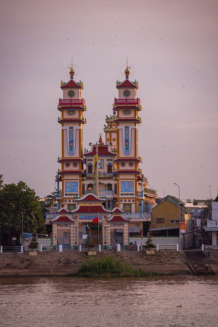 Cao Dai-Tempel am Mekong-Fluss bei Sonnenuntergang, Tan Chau, An Giang, Vietnam, Asien