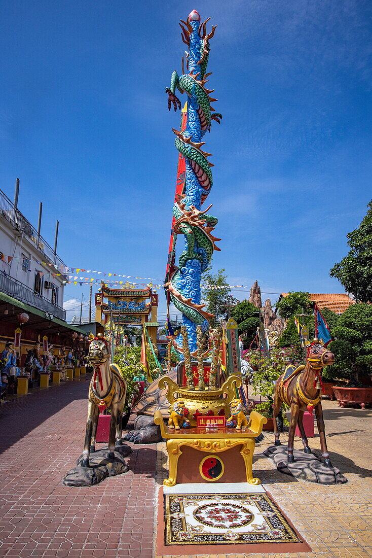 Dekorationen im Tempel, Long Son, Phu Tan, An Giang, Vietnam, Asien