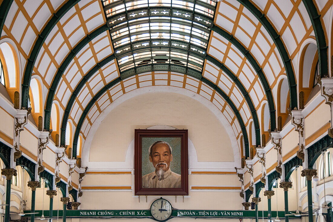 Porträt von ehemaligen Präsident Ho Chi Minh im historischen Postgebäude, Ho-Chi-Minh-Stadt, Vietnam, Asien