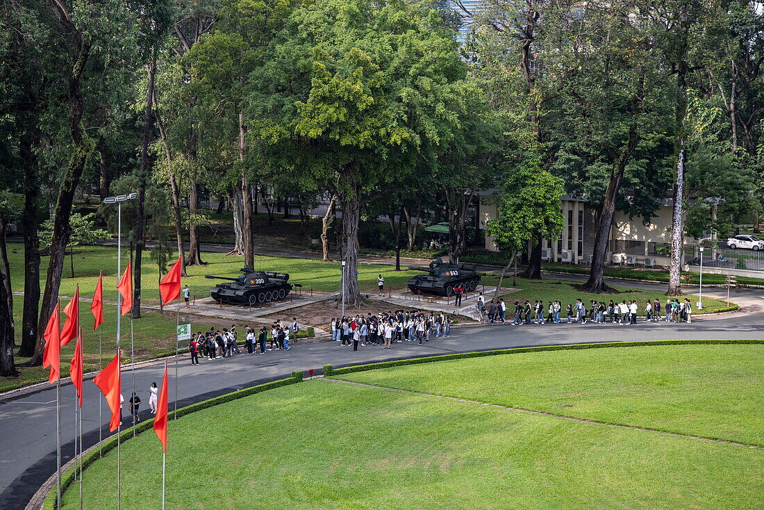 Touristen und Panzer vor dem Unabhängigkeitspalast (auch  Kongresshalle für die Wiedervereinigung), Ho-Chi-Minh-Stadt, Vietnam, Asien