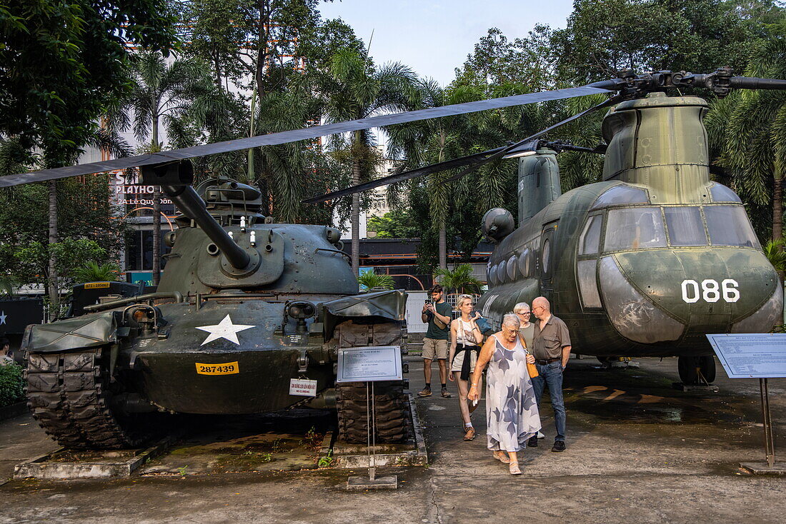 Menschen betrachten Panzer und CH-47 Chinook-Hubschrauber der US-Armee, Kriegsopfermuseum, Ho-Chi-Minh-Stadt, Vietnam, Asien