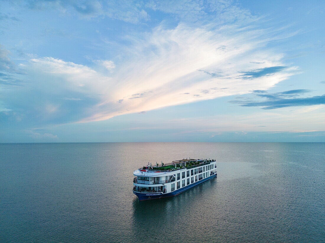 Luftaufnahme des Flusskreuzfahrtschiffs RV Mekong Discovery (Thurgau Travel) auf dem Tonle Sap, Chong Khnies, Provinz Siem Reap, Kambodscha, Asien