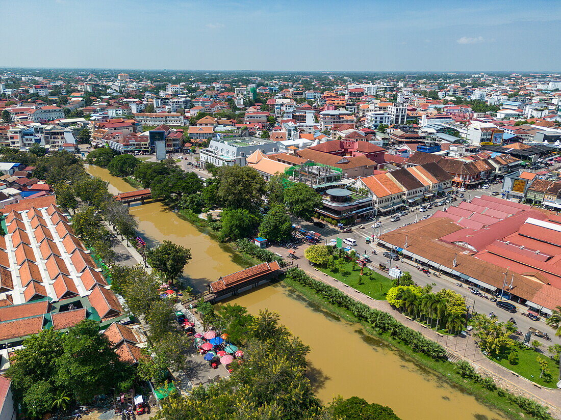 Luftaufnahme des Siem Reap-Flusses durch das Stadtzentrum, Sala Kamraeuk, Siem Reap, Kambodscha, Asien