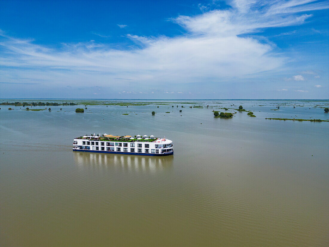  Aerial view of the river cruise ship RV Mekong Discovery (Thurgau Travel) on Tonle Sap Lake, Pralay Meas, Kampong Leaeng District, Kampong Chhnang, Cambodia, Asia 