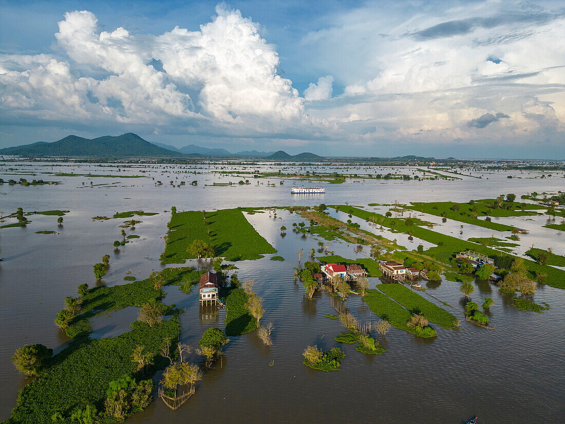 Luftaufnahme des Flusskreuzfahrtschiffs RV Mekong Discovery (Thurgau Travel) auf dem Tonle Sap Fluss, Phsar Chhnang, Kampong Chhnang, Kambodscha, Asien