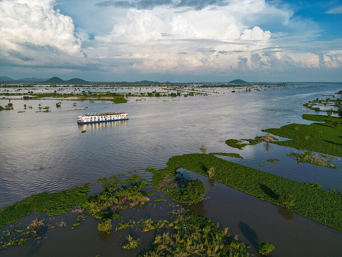 Luftaufnahme des Flusskreuzfahrtschiffs RV Mekong Discovery (Thurgau Travel) auf dem Tonle Sap Fluss, Phsar Chhnang, Kampong Chhnang, Kambodscha, Asien