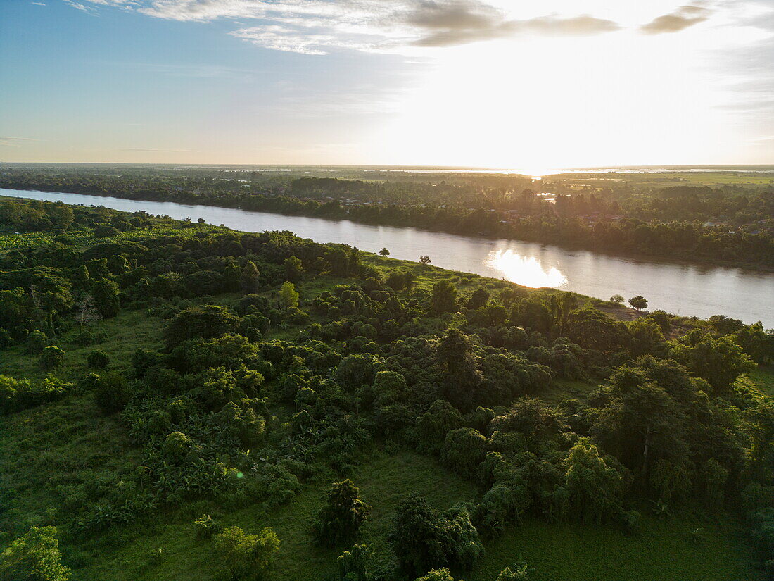 Luftaufnahme eines Mekong-Nebenflusses bei Sonnenaufgang, Preaek Pou, Distrikt Srey Santhor, Kampong Cham, Kambodscha, Asien