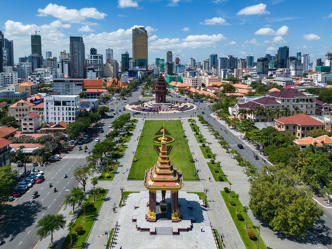  Aerial view of Norodom Sihanouk Memorial with Independence Monument in the city center and skyline behind, Chamkarmon District, Phnom Penh, Cambodia, Asia 