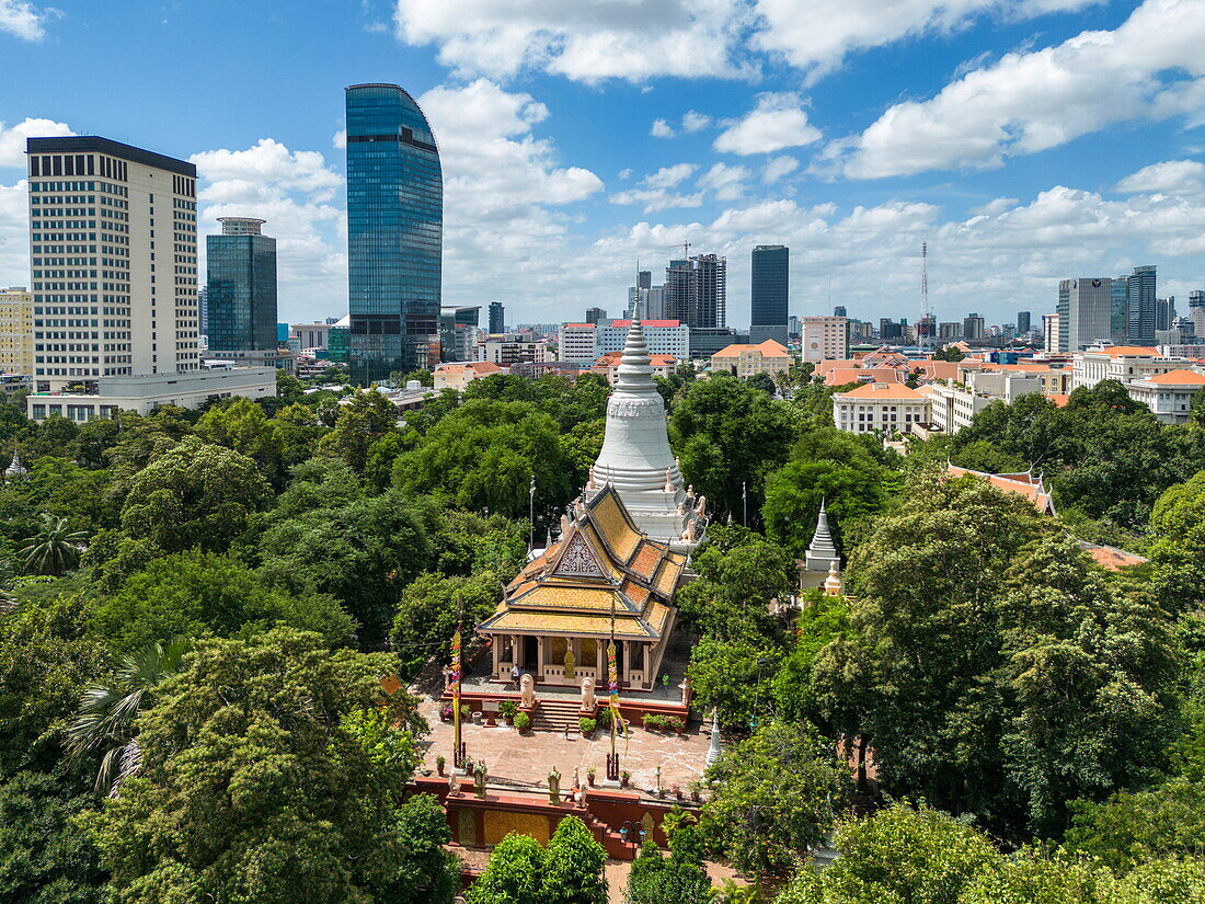 Luftaufnahme des Bergtempels Wat Phnom mit Hochhäusern in der Ferne, Bezirk Daun Penh, Phnom Penh, Kambodscha, Asien