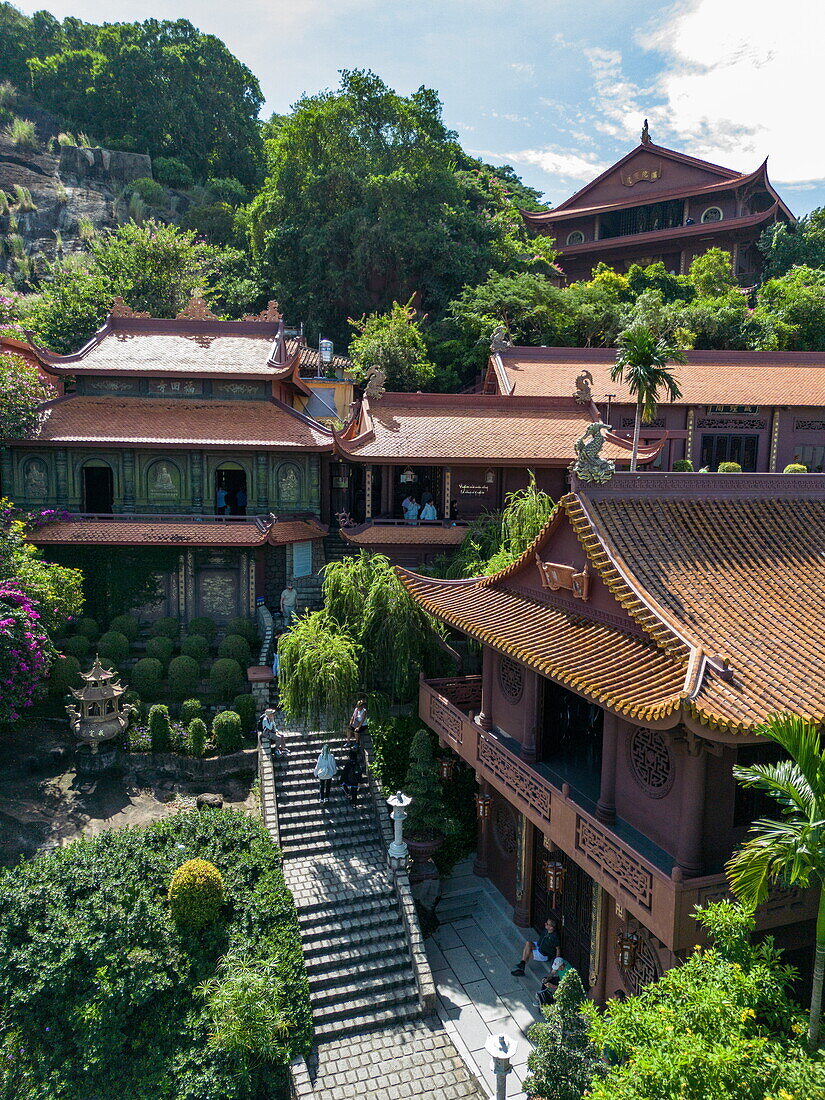 Luftaufnahme der Tempel von Nui Sam auf dem Berg Sam, Nui Sam, Chau Doc, An Giang, Vietnam, Asien