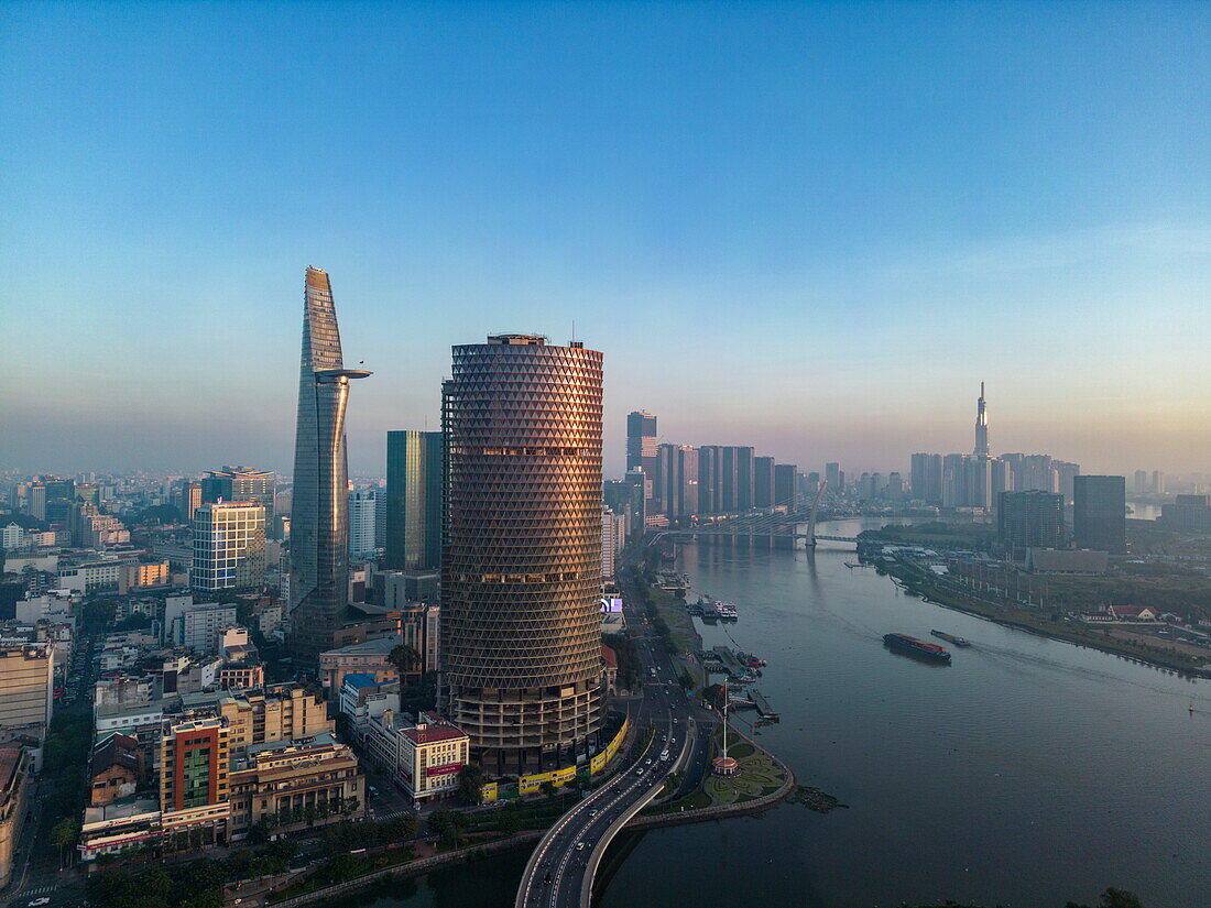 Luftaufnahme der Skyline von Distrikt 1 und des Saigon-Flusses mit dem Landmark 81-Turm in der Ferne, Quan 4, Ho-Chi-Minh-Stadt, Vietnam, Asien