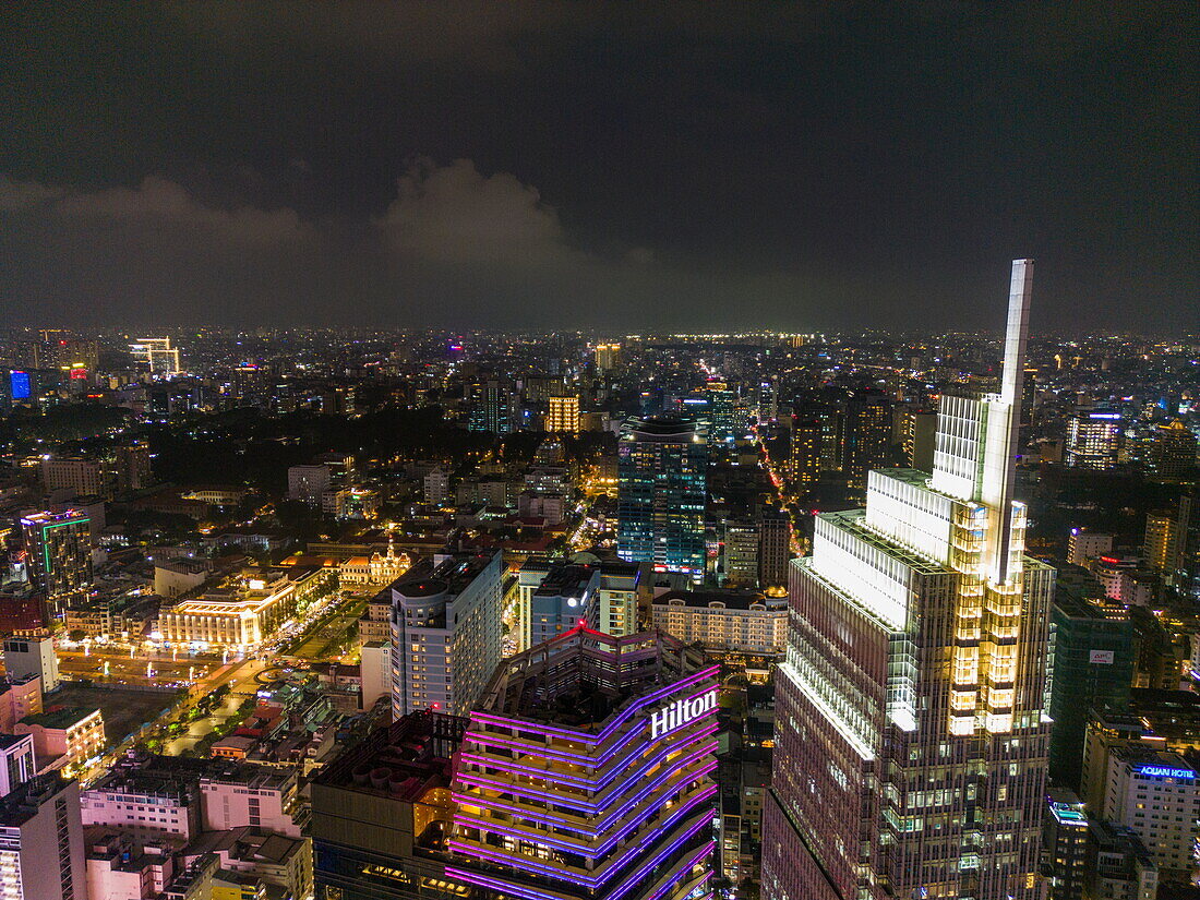 Luftaufnahme von Wolkenkratzern im Stadtzentrum von Distrikt 1 bei Nacht, Quan 1, Ho-Chi-Minh-Stadt, Vietnam, Asien